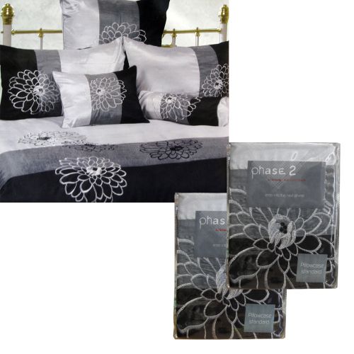 Pair of Georgina Standard Pillowcases 48 x 73 cm by Phase 2